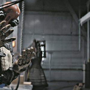 Finch: Tom Hanks in una scena con il robot Jeff