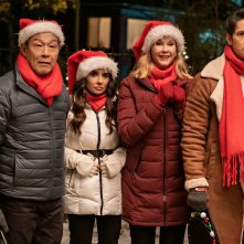 Love Hard: Harry Shum Jr., James Saito, Mikaela Hoover, Rebecca Staab in una scena del film