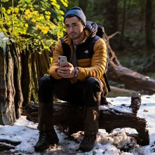 Love Hard: Darren Barnet in una scena del film