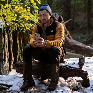 Love Hard: Darren Barnet in una scena del film