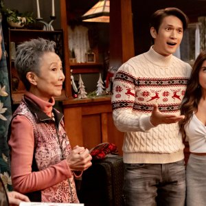 Love Hard: Harry Shum Jr., Takayo Fischer e Mikaela Hoover in una scena del film