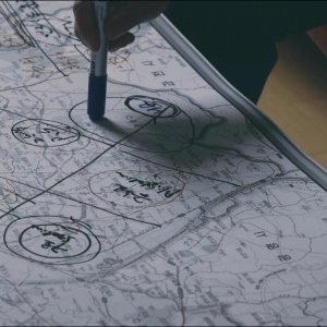 Caccia al killer dall’impermeabile giallo: un'immagine tratta dalla docuserie Netflix