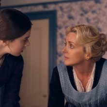 Dickinson 3: Hailee Steinfeld e Jane Krakowski in una scena