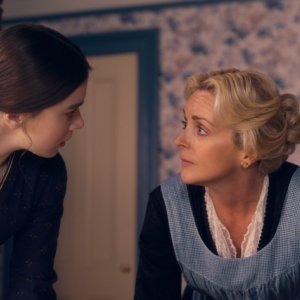 Dickinson 3: Hailee Steinfeld e Jane Krakowski in una scena