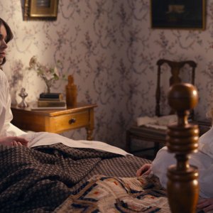 Dickinson 3: Hailee Steinfeld e Anna Baryshnikov in una scena