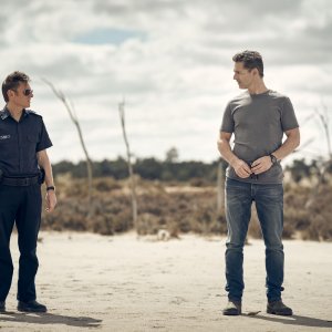 Chi è senza peccato - The Dry: Eric Bana con Keir O'Donnell in una scena