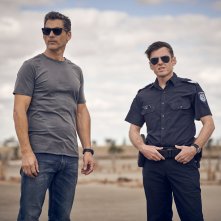 Chi è senza peccato - The Dry: Eric Bana insieme a Keir O'Donnell in una scena