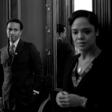 Due donne - Passing: Tessa Thompson e André Holland in una scena
