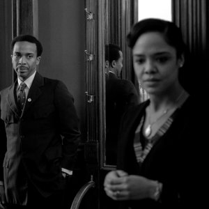Due donne - Passing: Tessa Thompson e André Holland in una scena