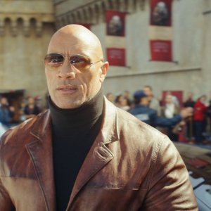 Red Notice: Dwayne Johnson in una scena del film