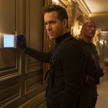 Red Notice: Ryan Reynolds con Dwayne Johnson in una scena del film
