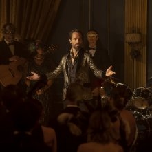 Red Notice: Chris Diamantopoulos in una scena del film