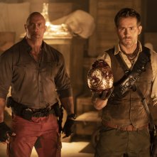 Red Notice: Ryan Reynolds e Dwayn Johnson in una scena del film