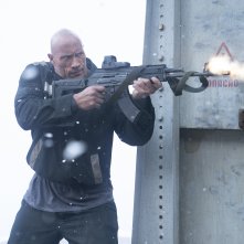 Red Notice: Dwayne Johnson in una scena d'azione