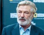 Alec Baldwin: 'Da ora in poi, agenti di polizia sul set di ogni film che usa le armi'