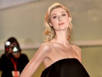 The Crown 5: Elizabeth Debicki è la principessa Diana nelle foto dal set