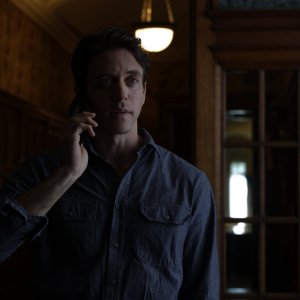 Dan Brown - Il simbolo perduto: Ashley Zukerman in una scena della serie