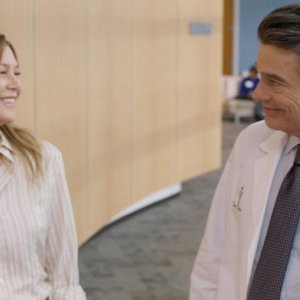 Grey's Anatomy 18: Ellen Pompeo e Peter Gallagher in un'immagine della serie