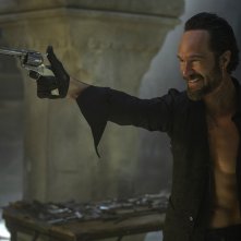 Red Notice: Chris Diamantopoulos in una scena