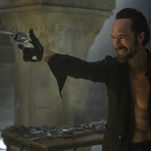 Red Notice: Chris Diamantopoulos in una scena