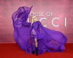 House of Gucci: Lady Gaga in viola, Jared Leto in velluto e Salma Hayek in oro, la premiere è una sfilata