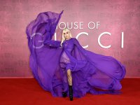 House of Gucci: Lady Gaga in viola, Jared Leto in velluto e Salma Hayek in oro, la premiere è una sfilata