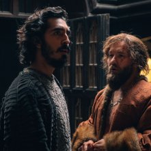 Sir Gawain e il Cavaliere Verde: Dev Patel e Joel Edgerton in una scena del film