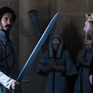 Sir Gawain e il Cavaliere Verde: Dev Patel e Sean Harris in una scena del film