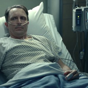 Dopesick - Dichiarazione di dipendenza: John Hoogenakker in un letto d'ospedlae