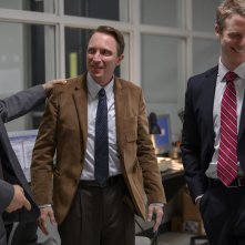 Dopesick - Dichiarazione di dipendenza: Jake McDorman, Peter Sarsgaard e John Hoogenakker in una scena