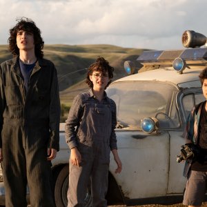 Ghostbusters: Legacy, Finn Wolfhard, Mckenna Grace e Logan Kim di fronte alla Ecto-1