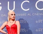 Lady Gaga oggi a Milano per House of Gucci: le foto del red carpet