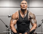 Dwayne Johnson spiega perché fa pipì in una bottiglia d'acqua quando si allena