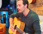 Jamie Dornan come Kermit la rana, ascoltatelo mentre canta The Rainbow Connection (VIDEO)