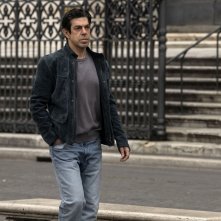 Promises: Pierfrancesco Favino durante una scena del film