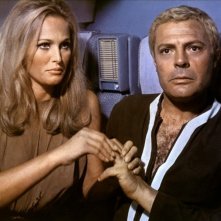 La decima vittima: Ursula Andress e Marcello Mastroianni in una scena del film