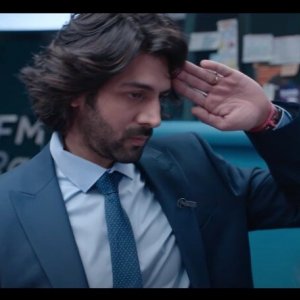 Dhamaka: Kartik Aaryan in una sequenza