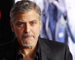 George Clooney commenta la morte di Brandon Lee e l'incidente sul set di Rust: 'Mi rendono furibondo'