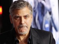 George Clooney commenta la morte di Brandon Lee e l'incidente sul set di Rust: 'Mi rendono furibondo'