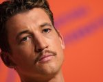 Miles Teller dice la verità sul vaccino dopo le polemiche per il nuovo video di Taylor Swift e Blake Lively