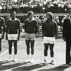 Una squadra. Adriano Panatta, Corrado Barazzutti, Paolo Bertolucci, Tonino Zugarelli e Nicola Pietrangeli nel 1976