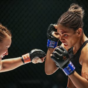 Bruised - Lottare per vivere: Halle Berry e Valentina Schevchenko in una scena del film