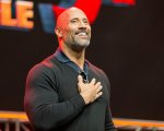 Dwayne Johnson sorprende un intero autobus di fan con regali da migliaia di dollari