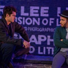 Tick, Tick... Boom!: Andrew Garfield e Robin De Jesus in una scena del film