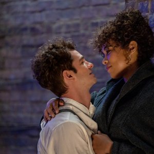 Tick, Tick... Boom!: Andrew Garfield e Alexandra Shipp in una scena del film