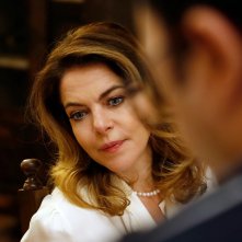 Anna Rosenberg: Claudia Gerini in un primo piano