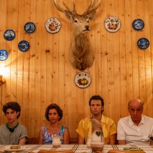 É stata la mano di Dio: Filippo Scotti, Teresa Saponangelo, Marlon Jouber e Toni Servillo in una scena