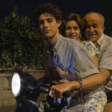 É stata la mano di Dio: Toni Servillo, Filippo Scotti e Teresa Saponangelo in una scena del film
