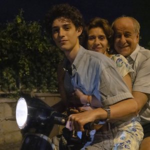 É stata la mano di Dio: Toni Servillo, Filippo Scotti e Teresa Saponangelo in una scena del film