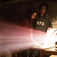 Resident Evil: Welcome To Raccon City, Kaya Scodelario e Avan Jogia in una scena del film